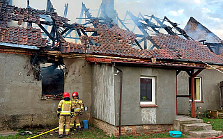 Pożar domu koło Kętrzyna. Jedna osoba trafiła do kliniki poparzeń w Warszawie